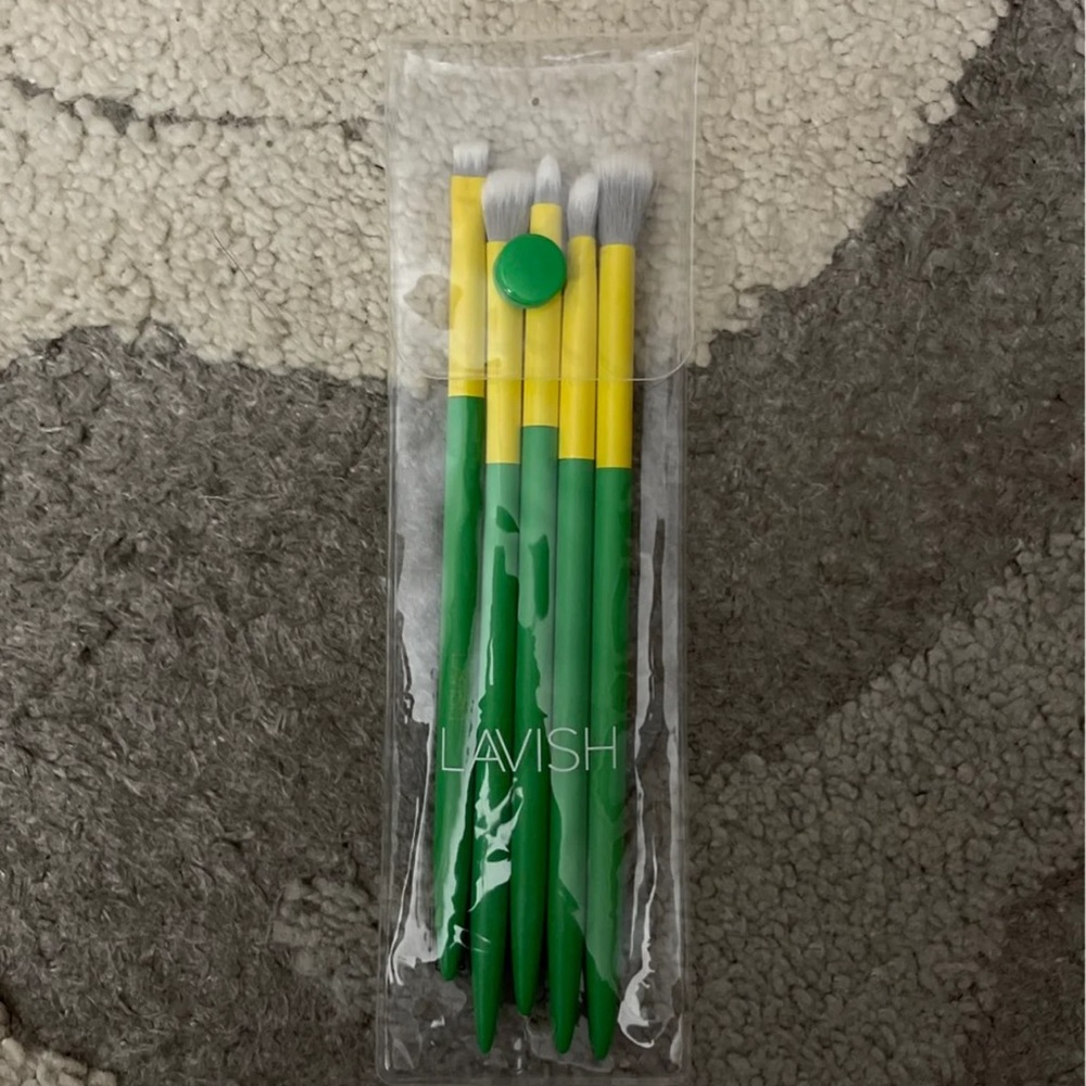 Lavish make up brushes